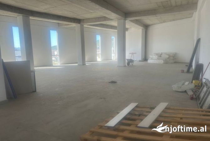 Ambiente Commerciale in Affitto 1+1 a Tirana - 3,500 Euro