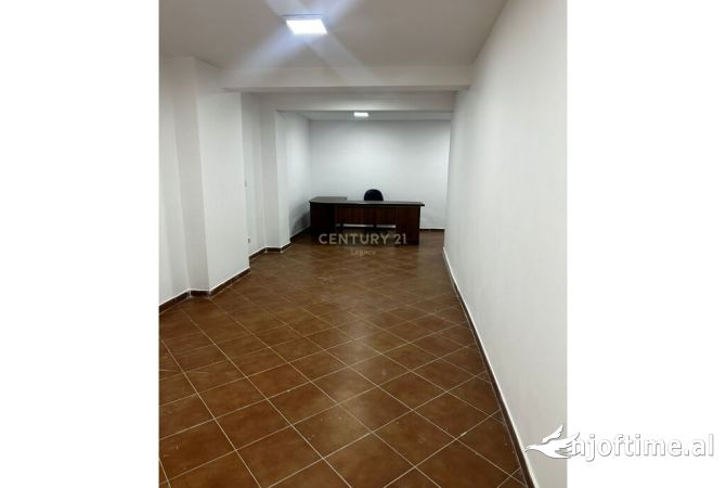 Ambiente Commerciale in Affitto 3+1 a Tirana - 500 Euro
