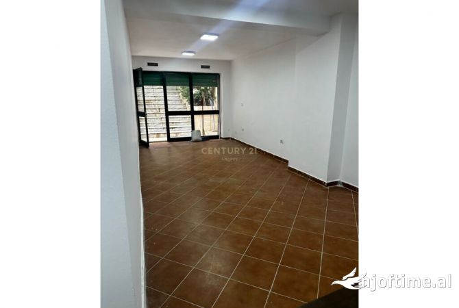 Ambiente Commerciale in Affitto 3+1 a Tirana - 500 Euro