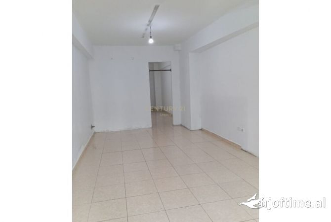 Jepet me qira dyqan ne rruge kryesore 650 euro