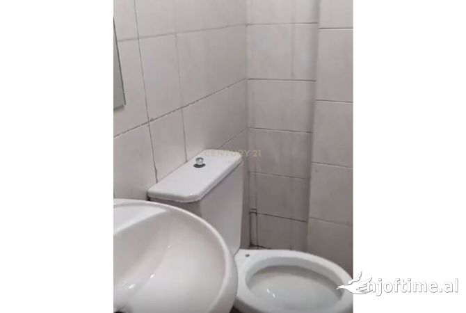 Jepet me qira dyqan ne rruge kryesore 650 euro