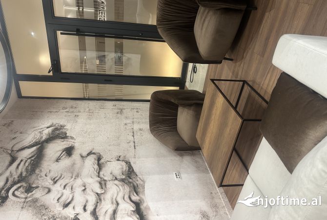 Ambiente Commerciale in Affitto 3+1 a Tirana - 650 Euro