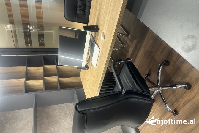 Ambiente Commerciale in Affitto 3+1 a Tirana - 650 Euro