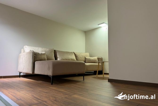 Ambiente Commerciale in Affitto 3+1 a Tirana - 350 Euro