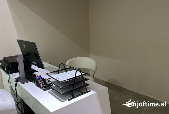 Ambiente Commerciale in Affitto 3+1 a Tirana - 350 Euro