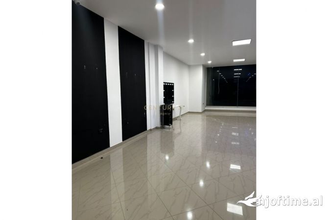 Ambiente Commerciale in Affitto 1+1 a Tirana - 450 Euro