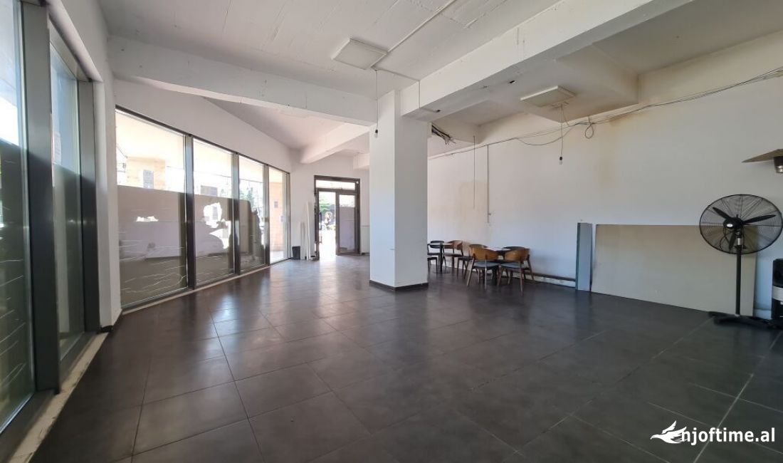 Ambient Komercial per qira ne kompleksin Tower Bridge 1200 euro