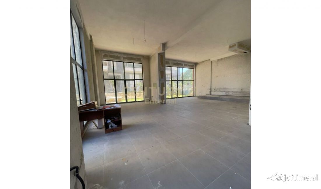 Ambient Komercial per shitje ne Ali Demi 260,000 euro