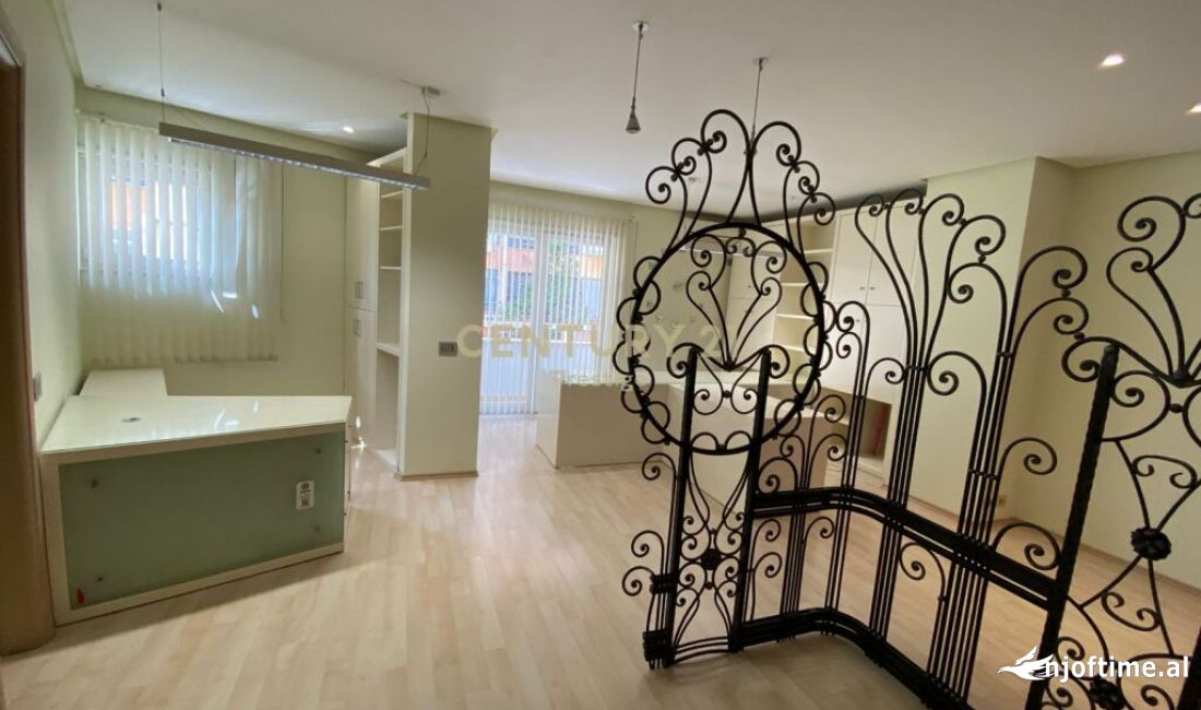 AMBIENT ZYRE ME QIRA, TEK PAZARI I RI, TIRANE 600 euro