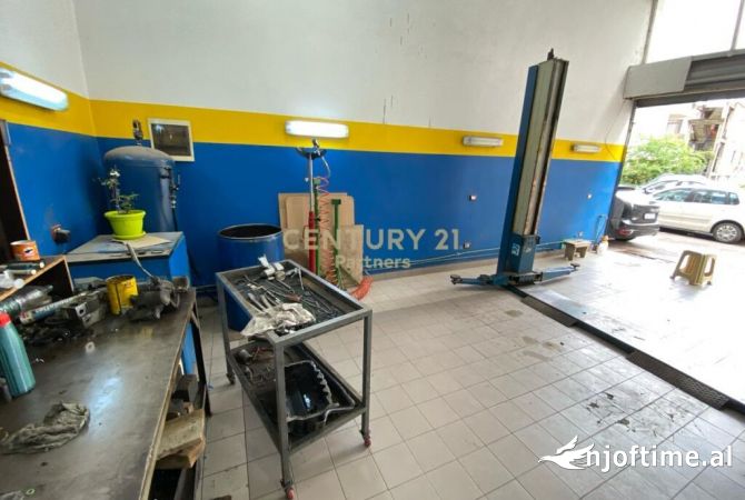 Ambiente Commerciale in Affitto 6+1 a Tirana - 1,000 Euro
