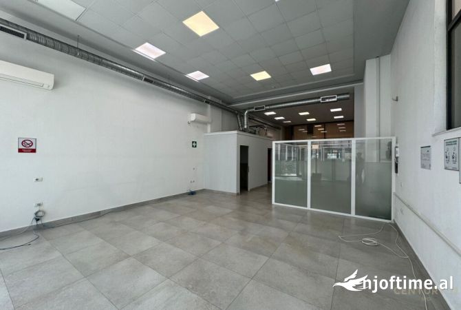 Ambjent per Zyre / Klinike tek Komuna e Parisit 2000 euro