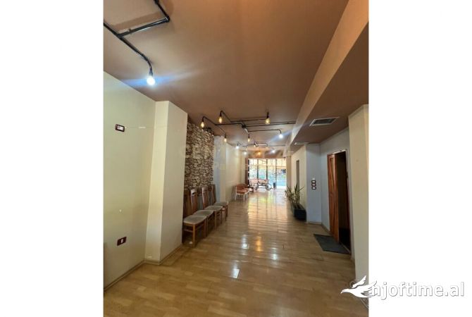 Ambient Biznesi për Qira pranë Urgjencës së Pediatrisë - 84 m², 700€/Muaji