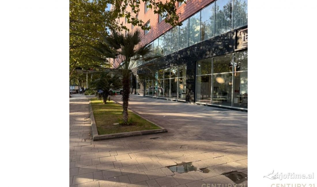 DYQAN/SHOWROOM ME QERA BUZE RRUGE TE HILTON HOTEL 6,500 euro