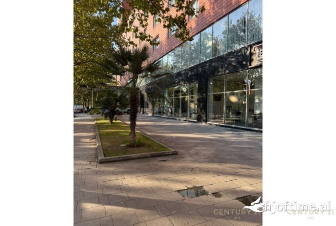 DYQAN/SHOWROOM ME QERA BUZE RRUGE TE HILTON HOTEL 6,500 euro