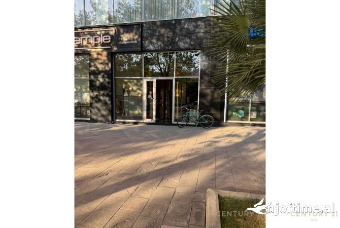 DYQAN/SHOWROOM ME QERA BUZE RRUGE TE HILTON HOTEL 6,500 euro