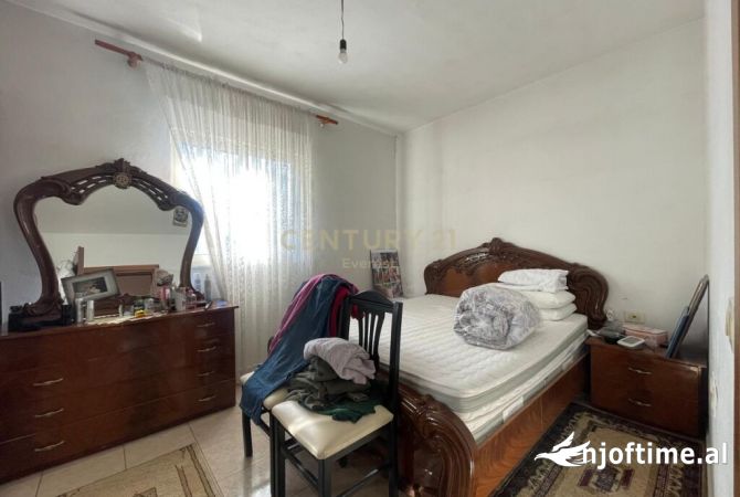 Shtepi ne shitje Apartament ne Tirane, 2+1, Mobilimi E mobiluar, Pagesa 125,000  Euro.