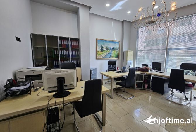 Ambiente Commerciale in Vendita 3+1 a Tirana - 125,000 Euro