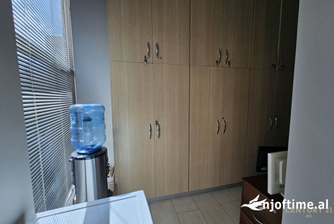 Ambiente Commerciale in Vendita 3+1 a Tirana - 125,000 Euro