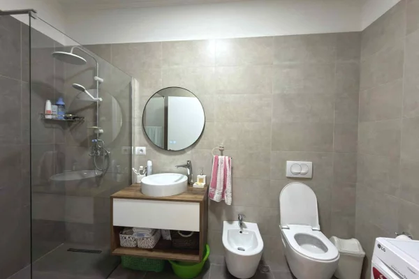 Shtepi ne shitje Apartament ne Tirane, 2+1, Mobilimi E mobiluar, Pagesa 260,000  Euro.