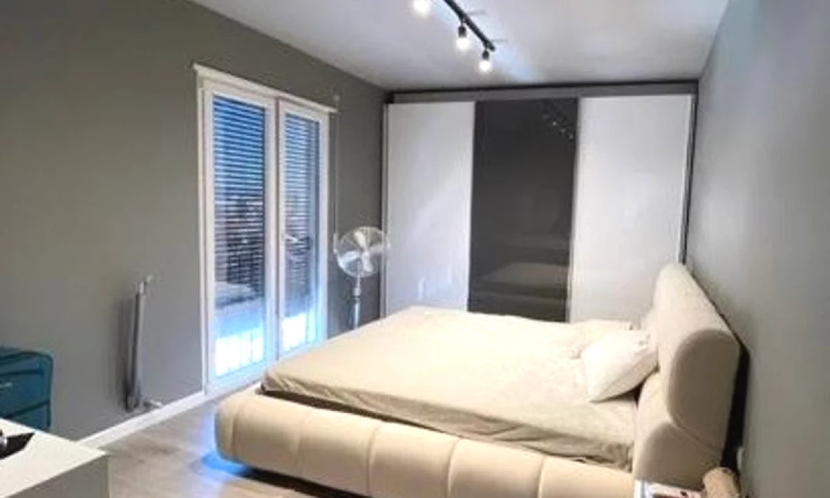 Shtepi ne shitje Apartament ne Tirane, 1+1, Mobilimi E mobiluar, Pagesa 175,000  Euro.