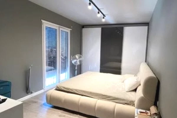 Shitet Apartament 1+1 me Hipotekë, Pranë Prokurorisë së Tiranës – Kati i 8, Totalisht i Mobiluar