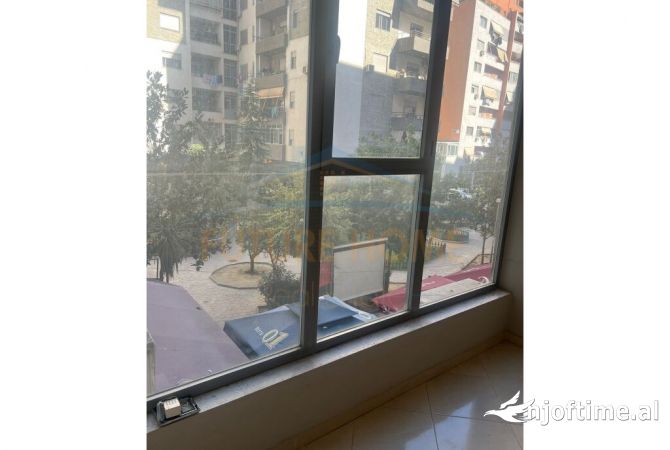 Ambiente Commerciale in Affitto 1+1 a Tirana - 350 Euro