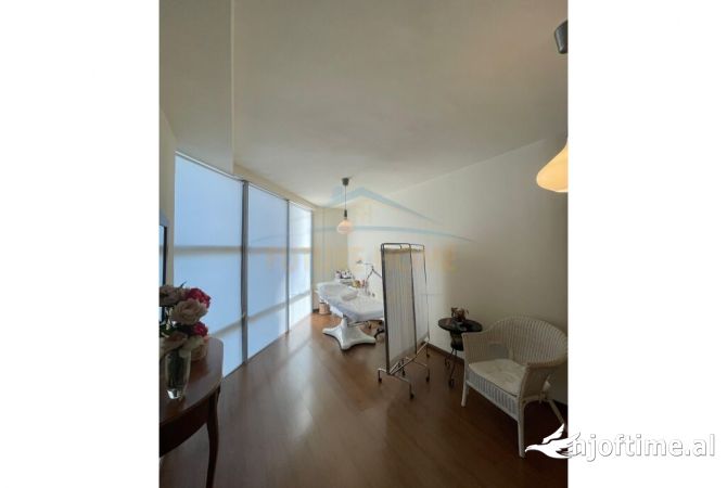 Ambiente Commerciale in Affitto 1+1 a Tirana - 1,200 Euro