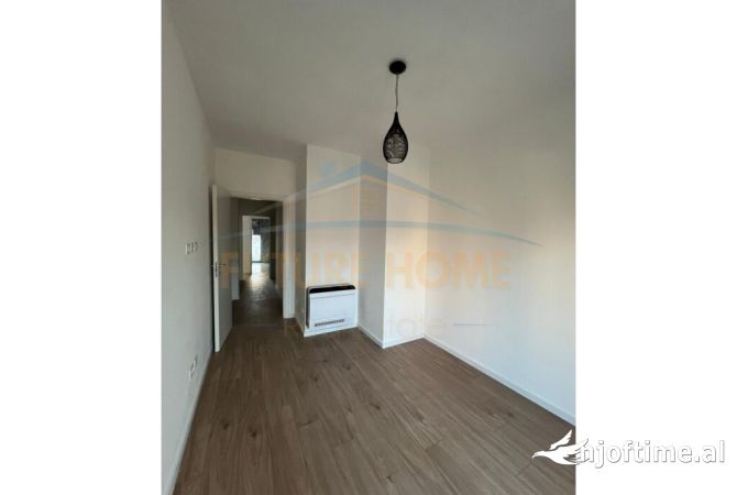 Ambiente Commerciale in Affitto 3+1 a Tirana - 510 Euro
