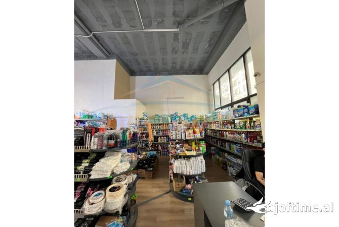 Ambiente Commerciale in Affitto 1+1 a Tirana - 1,200 Euro