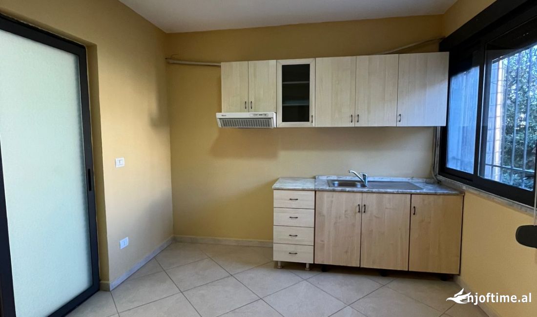 Jepet me Qera Apartament per Zyra ne Qender