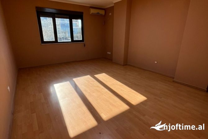 Jepet me Qera Apartament per Zyra ne Qender