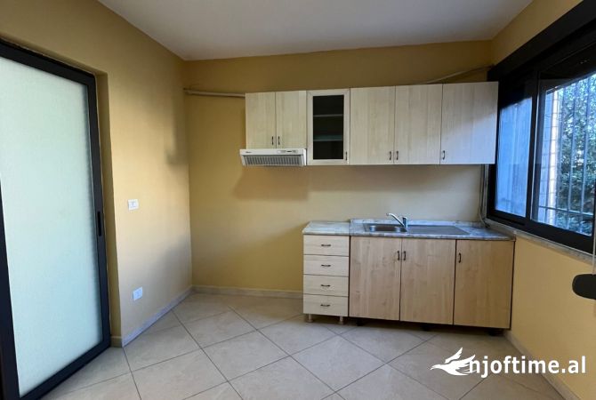 Jepet me Qera Apartament per Zyra ne Qender