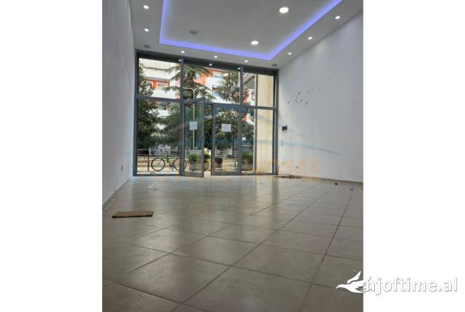 Ambiente Commerciale in Vendita 1+1 a Tirana - 57,000 Euro