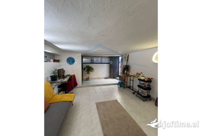 Ambiente Commerciale in Vendita 1+1 a Tirana - 84,000 Euro