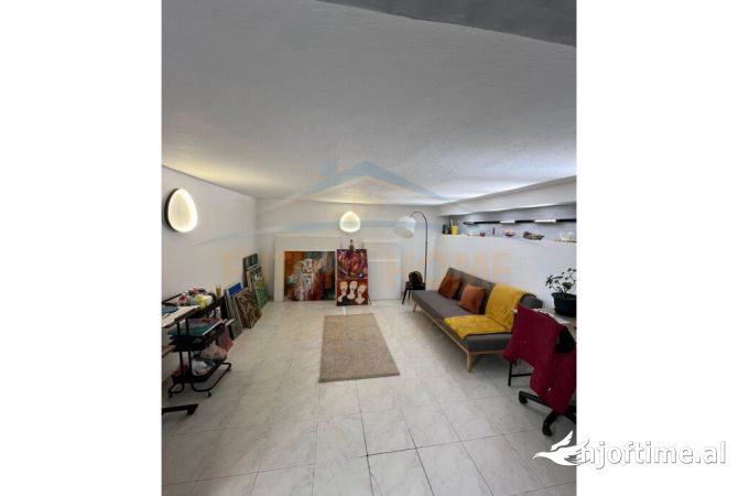 Shitet Ambjent Biznesi, Komune e Parisit