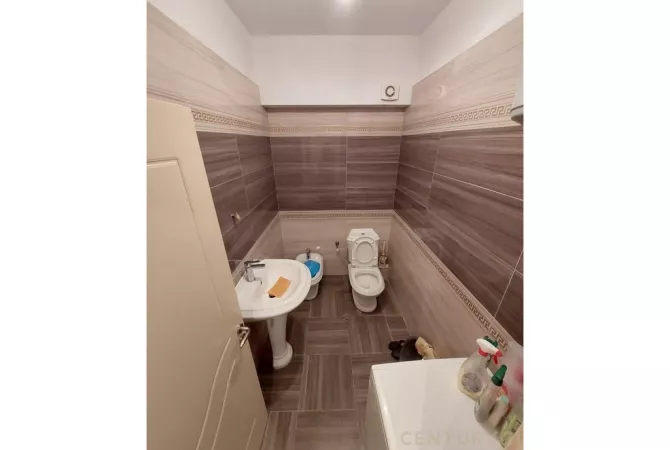 Shtepi ne shitje Apartament ne Tirane, 2+1, Mobilimi E mobiluar, Pagesa 135,000  Euro.