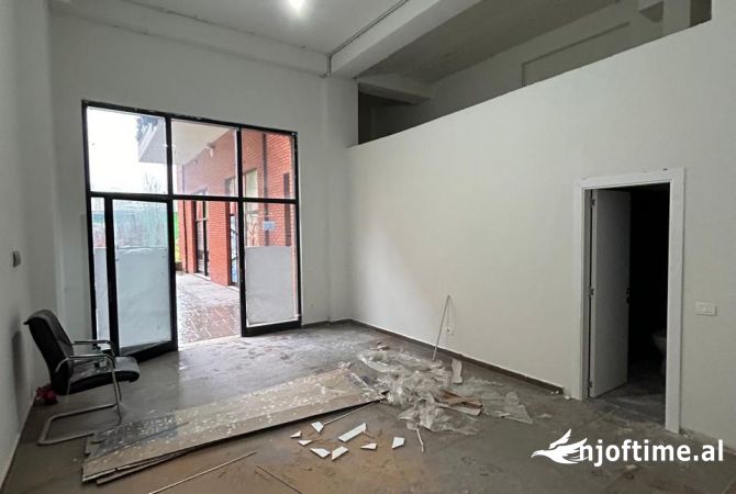 Ambiente Commerciale in Affitto 1+1 a Tirana - 350 Euro