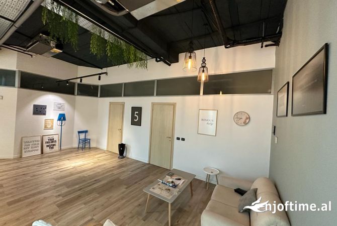 Ambiente Commerciale in Vendita 1+1 a Tirana - 270,557 Euro