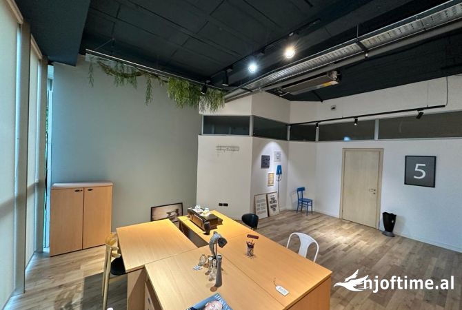 Ambiente Commerciale in Vendita 1+1 a Tirana - 270,557 Euro