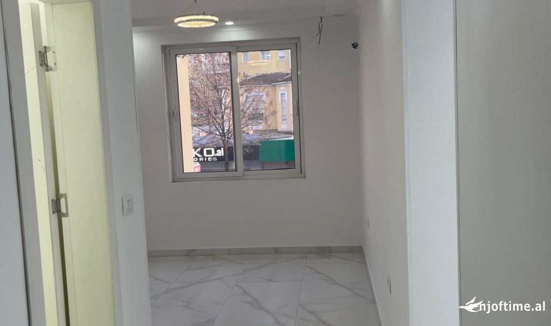 Shtepi ne shitje Apartament ne Tirane, 1+1, Mobilimi Bosh, pa mobiluar, Pagesa 145,045  Euro.