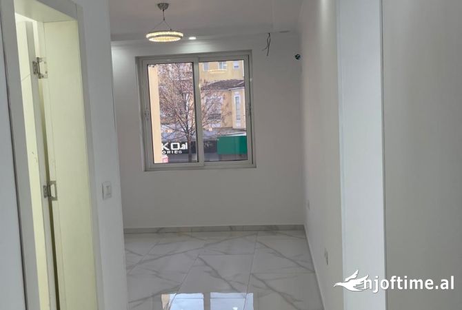 Shitet apartament 1+1 per bisnes Rr. Dibres buze rruges 145'000€
