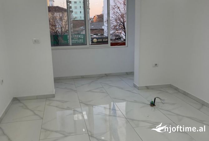 Shtepi ne shitje Apartament ne Tirane, 1+1, Mobilimi Bosh, pa mobiluar, Pagesa 145,045  Euro.