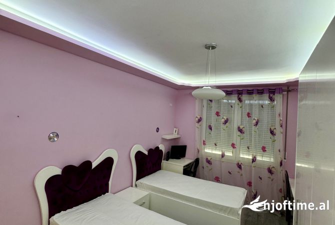 Shtepi ne shitje Apartament ne Tirane, 2+1, Mobilimi E mobiluar, Pagesa 265,000  Euro.