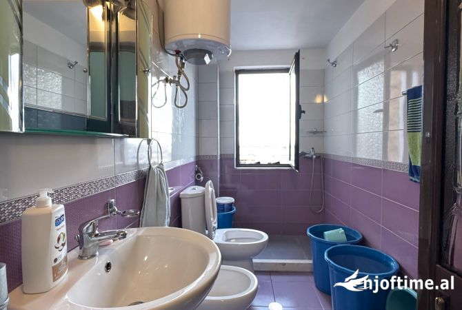 Shtepi ne shitje Apartament ne Tirane, 1+1, Mobilimi E mobiluar, Pagesa 75,001  Euro.