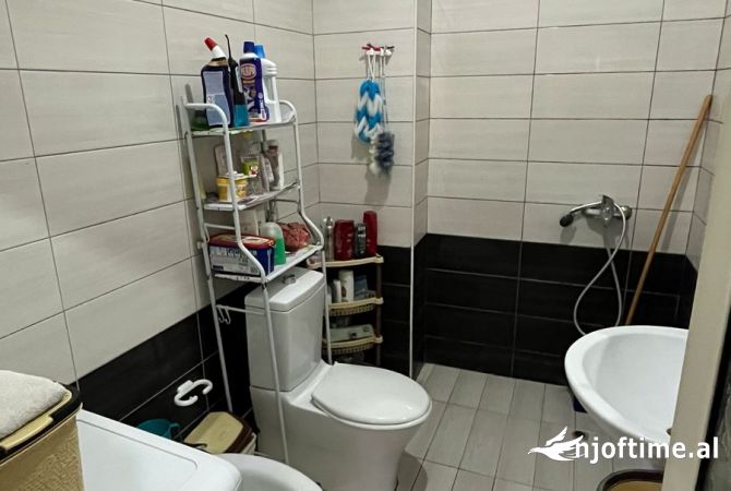 Shtepi ne shitje Apartament ne Tirane, 1+1, Mobilimi E mobiluar, Pagesa 102,001  Euro.