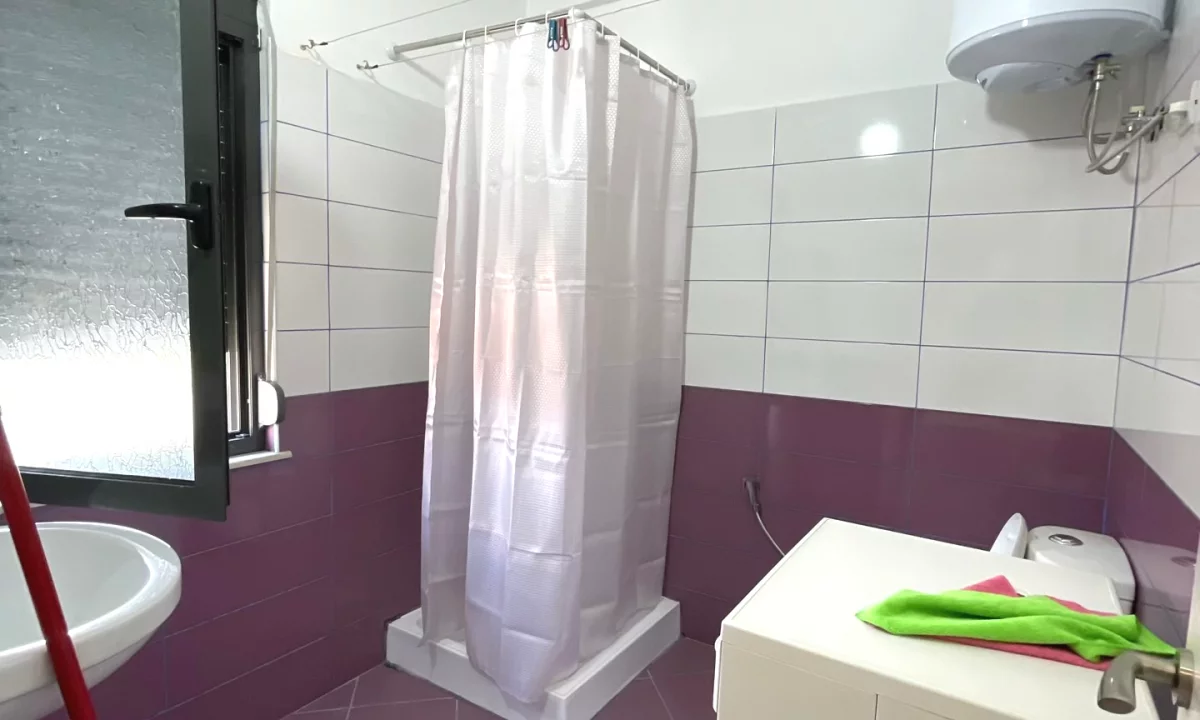 Shtepi ne shitje Apartament ne Tirane, Garsoniere, Mobilimi E mobiluar, Pagesa 64,000  Euro.