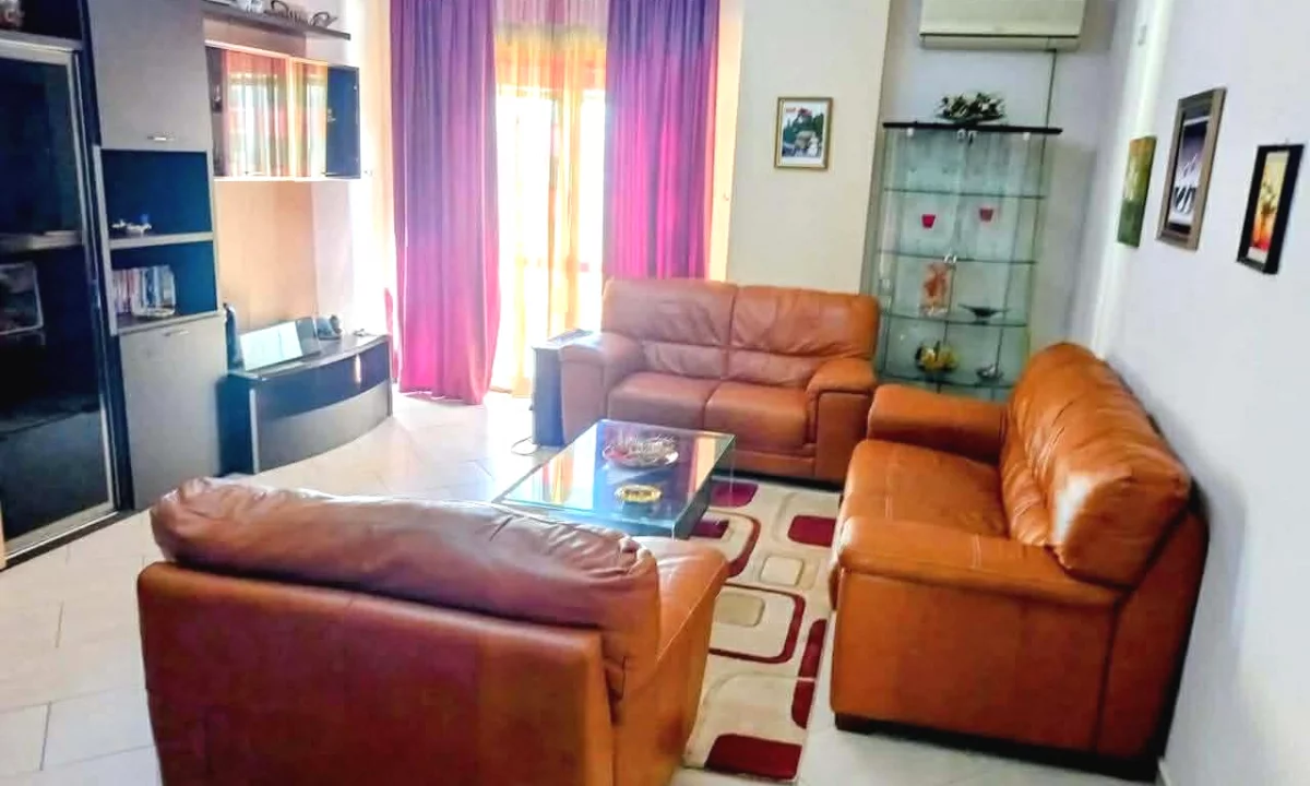 Shtepi me qera Apartament ne Tirane, 2+1, Mobilimi E mobiluar, Pagesa 699  Euro.