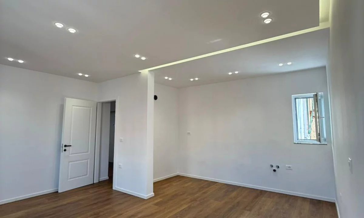 Shtepi ne shitje Apartament ne Tirane, 2+1, Mobilimi Bosh, pa mobiluar, Pagesa 193,002  Euro.