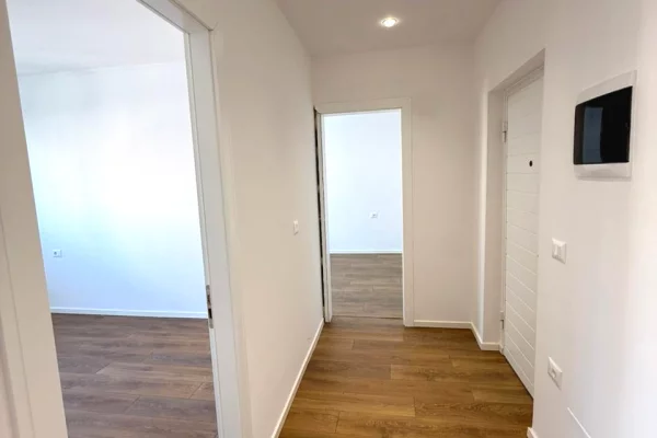 Shtepi ne shitje Apartament ne Tirane, 2+1, Mobilimi Bosh, pa mobiluar, Pagesa 193,002  Euro.