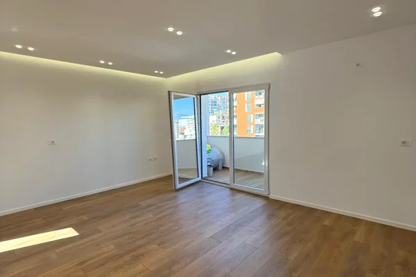 Shtepi ne shitje Apartament ne Tirane, 2+1, Mobilimi Bosh, pa mobiluar, Pagesa 193,002  Euro.